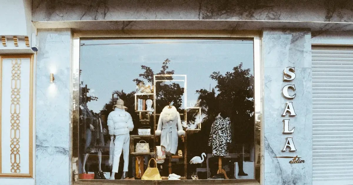 RAIN 62426 REFRESH Boutique Signage Ideas (Window Display) BLOG